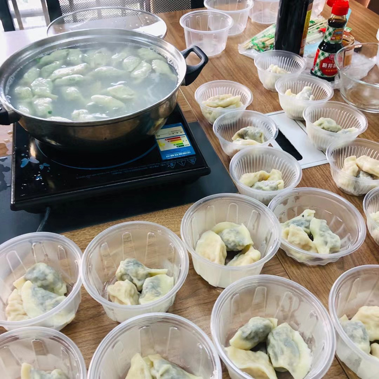 750750 吃饺子.jpg